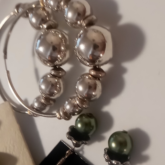 Sasson signatures vintage earrings,green/silver drop beads & beaded hoops. - Picture 2 of 7